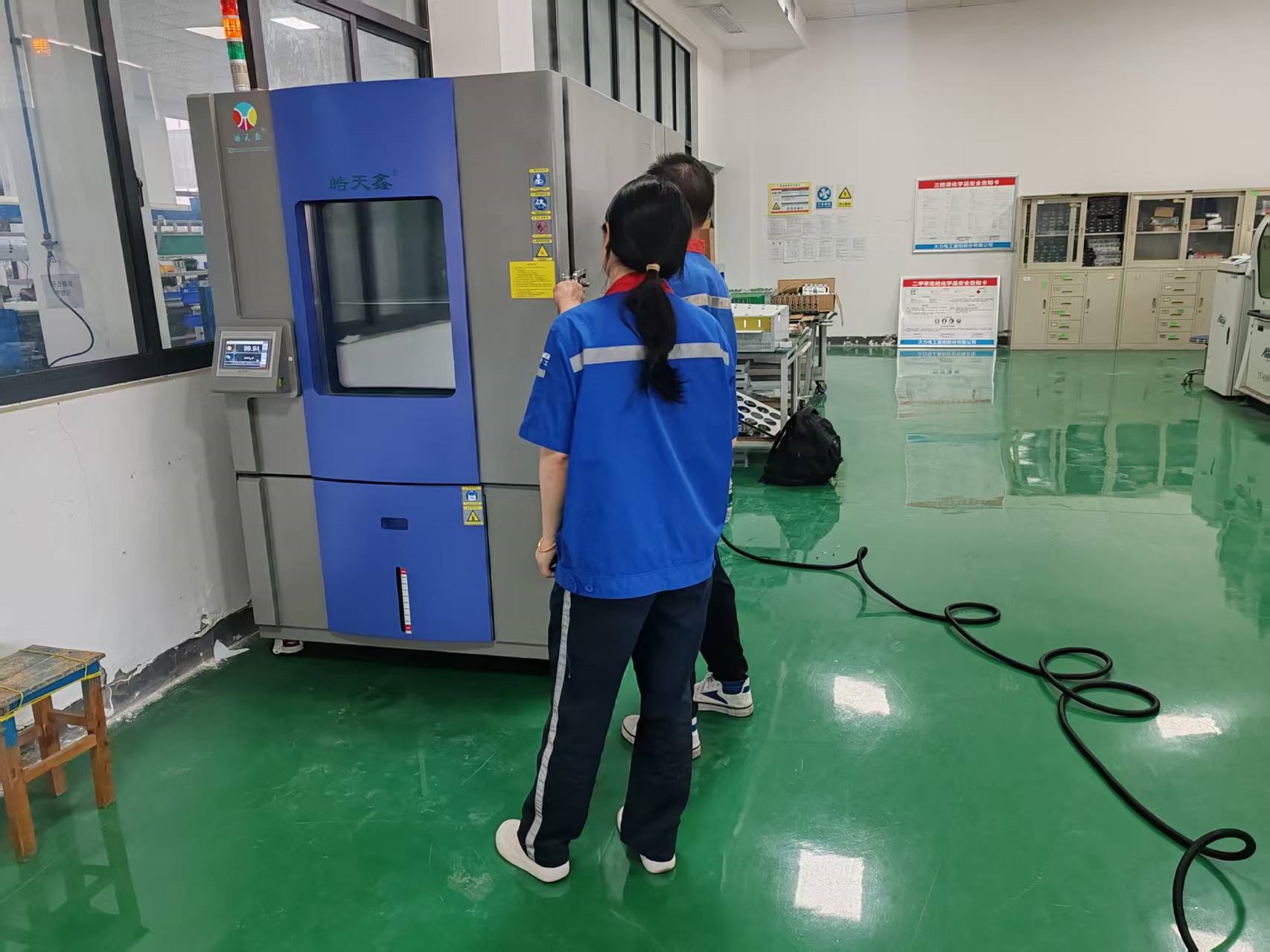 皓天鑫为新材料企业定制非标高低温试验箱 满足特殊测试需求