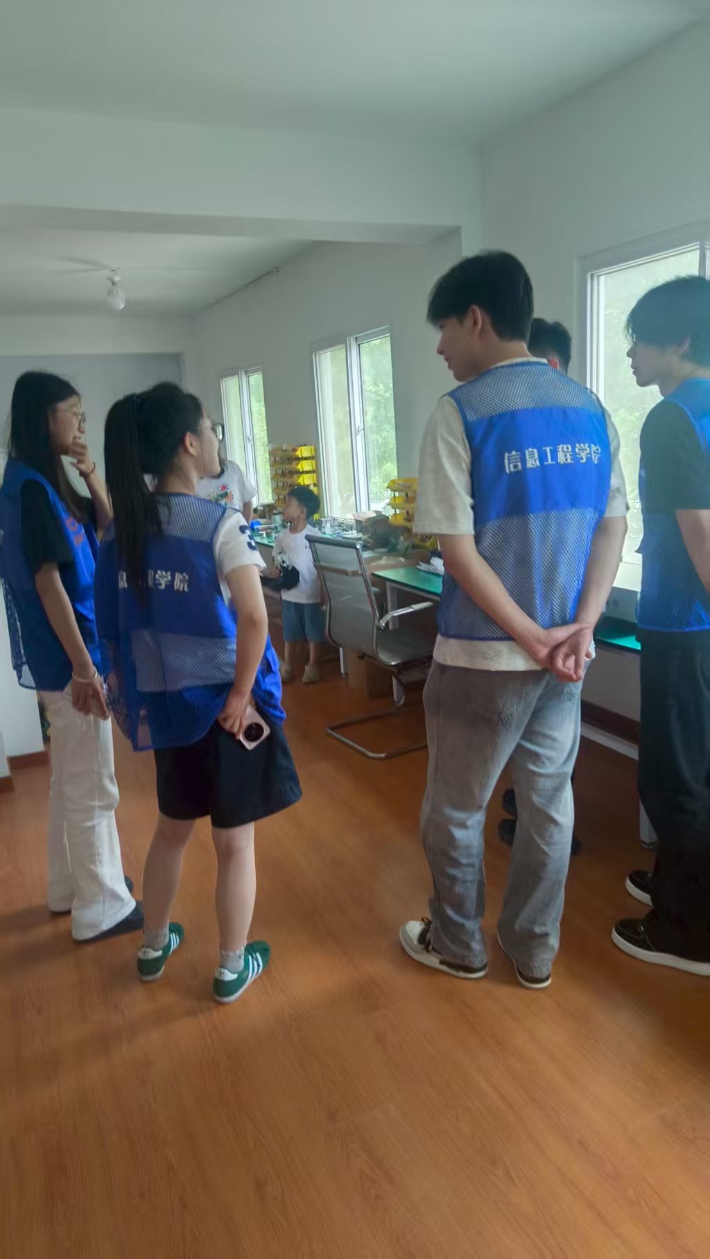青島新業(yè)環(huán)保攜全體員工熱烈歡迎青島信息工程學(xué)院師生實(shí)踐考察