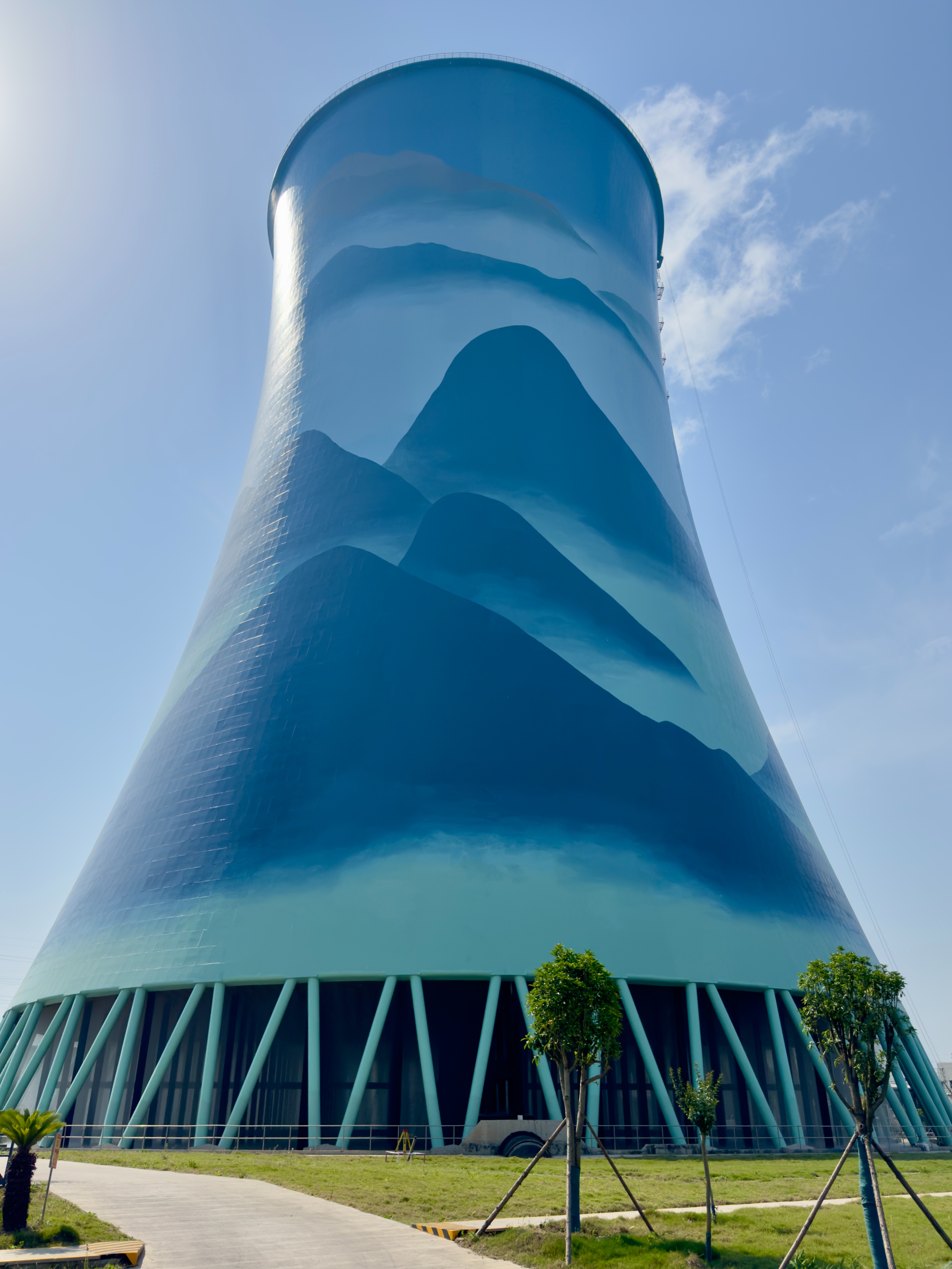 雙塔煥彩繪荊楚 宏順匠心筑綠標——荊州電廠冷卻塔成工業新名片