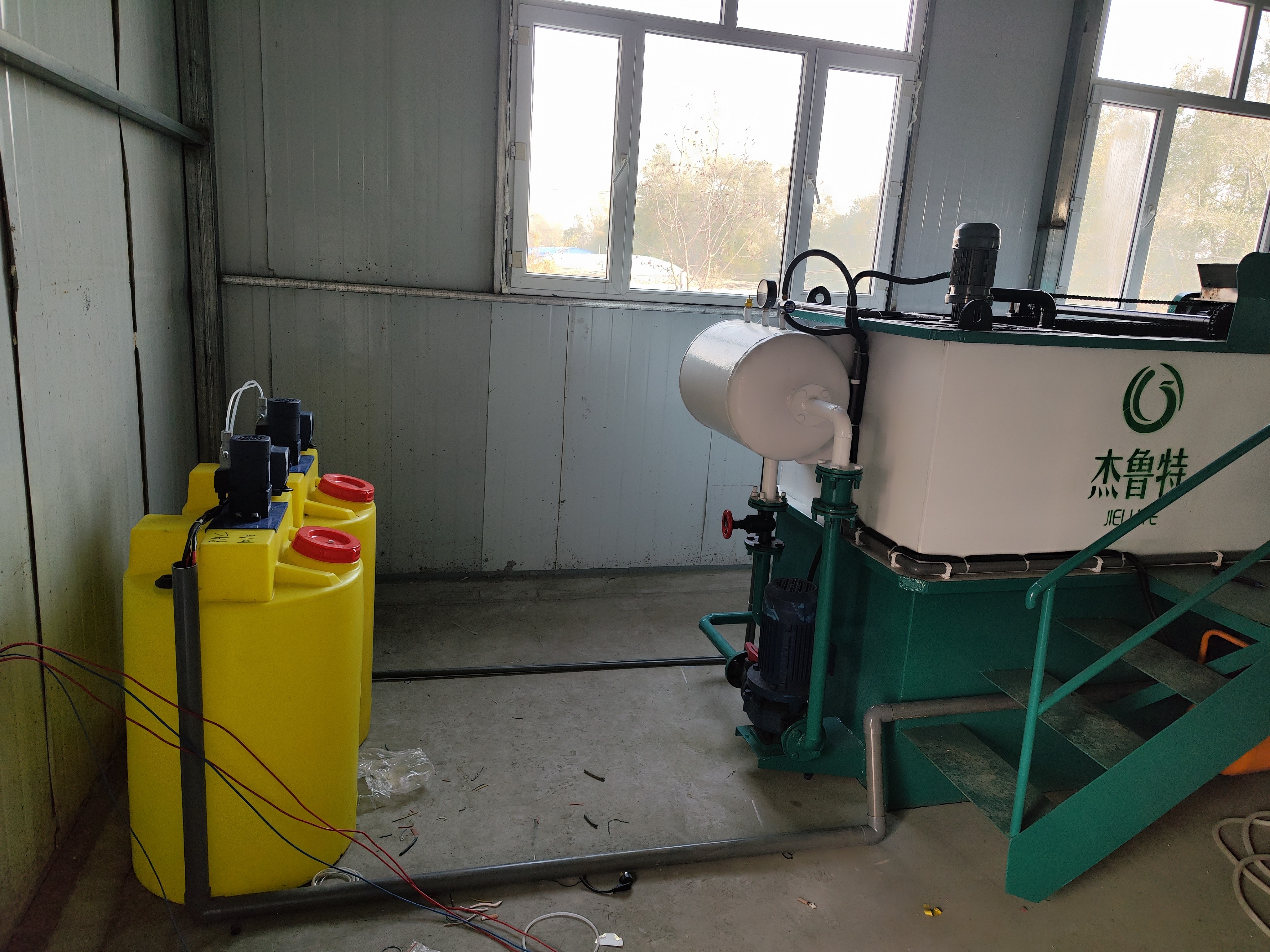 杰魯特環(huán)保圓滿完成氣浮機(jī)與加藥裝置一體化系統(tǒng)安裝調(diào)試