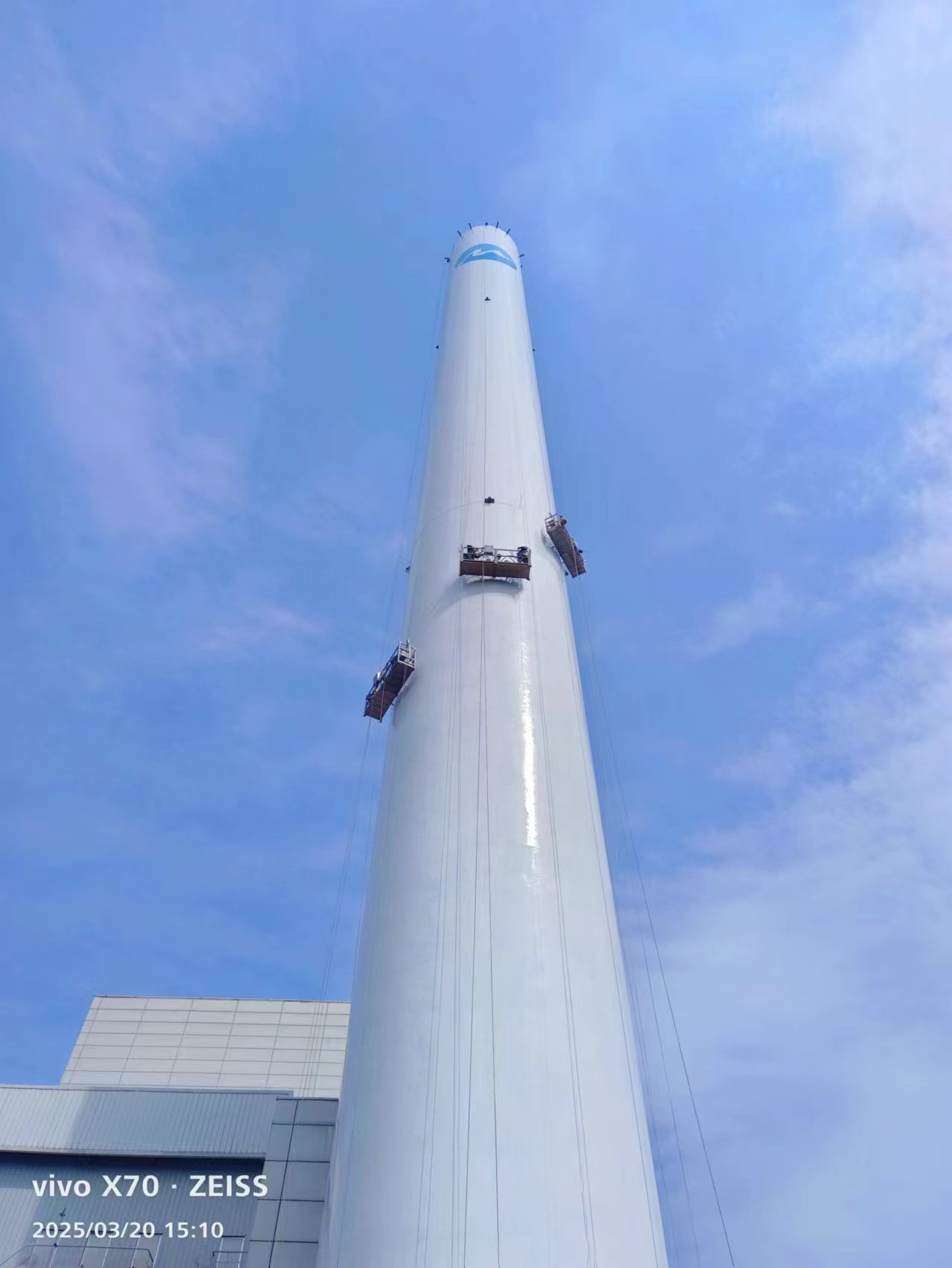 熊猫戏竹绘烟囱 绿韵焕新耀永川—宏顺建设120米烟囱彩绘新地标