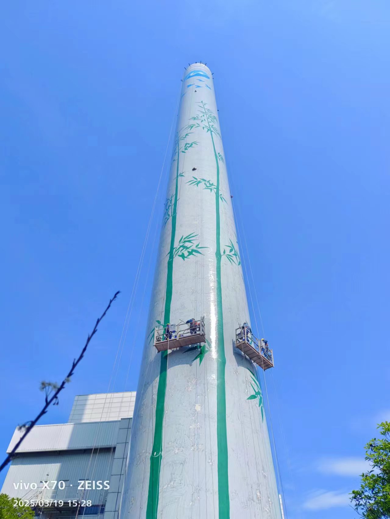 熊猫戏竹绘烟囱 绿韵焕新耀永川—宏顺建设120米烟囱彩绘新地标