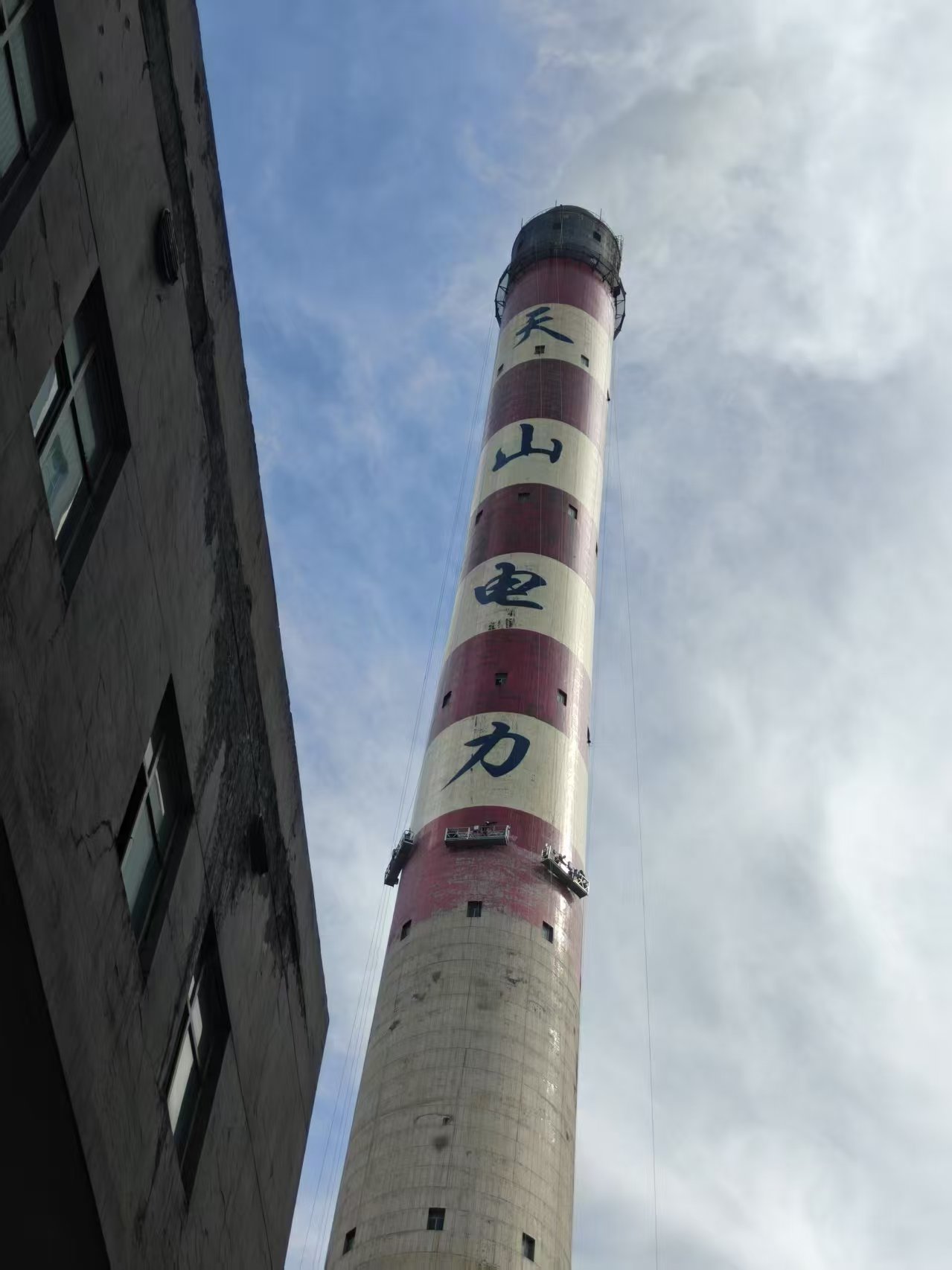 碧玉映天際 匠心筑地標(biāo)—宏順建設(shè)打造新疆電廠180米煙囪美化