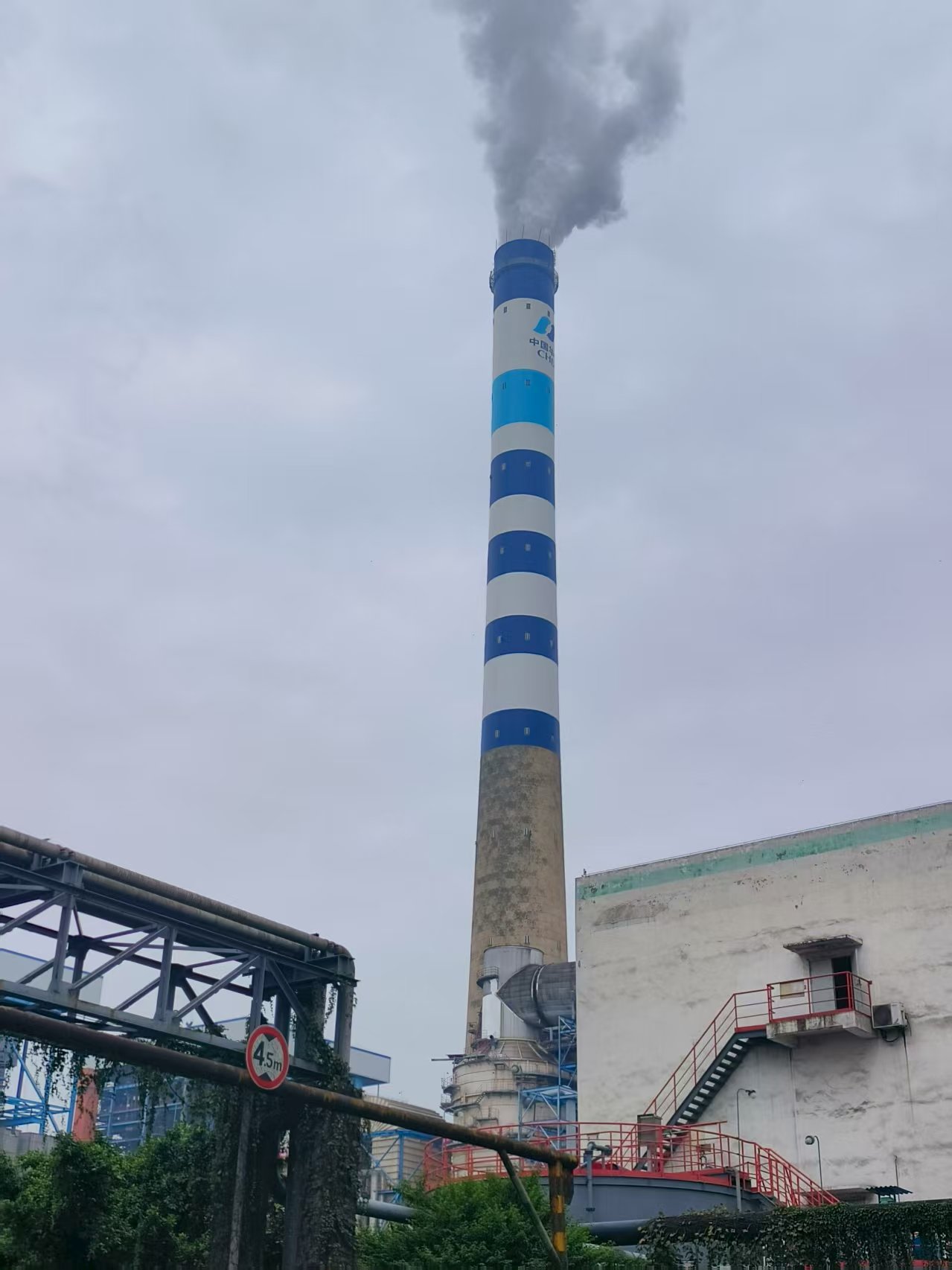 匠心繪天際 地標(biāo)映廣安—宏順建設(shè)華電180米煙囪美化新地標(biāo)